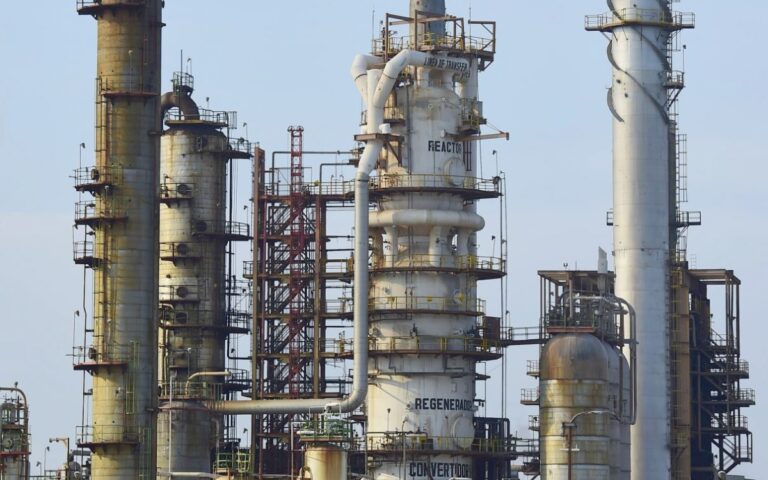Pemex sigue importando combustibles y registra baja producción de crudo