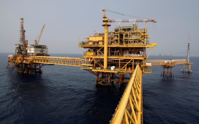 Exportaciones de crudo de Pemex se desploman 44% interanual en enero