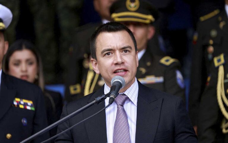 El presidente de Ecuador anuncia aranceles del 27% para las importaciones de México