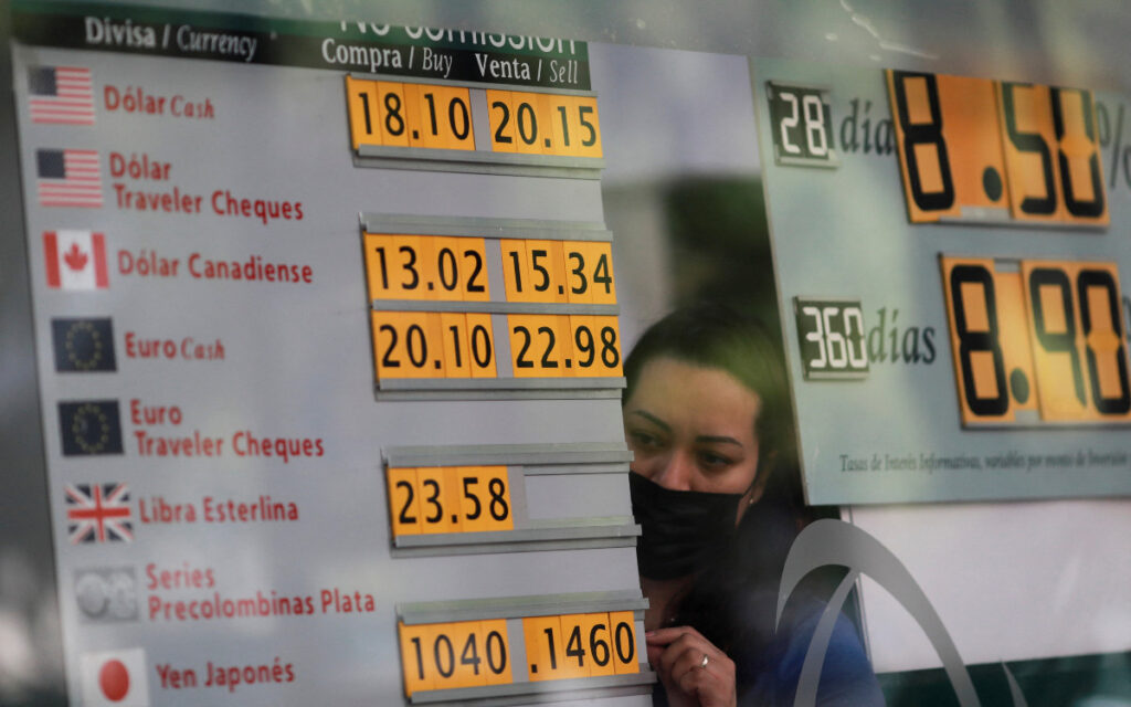 Peso mexicano y bolsa caen, golpeados por temores sobre Medio Oriente