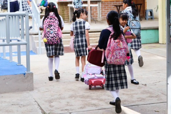 Por regreso a clases, ‘tarjetazos’ aumentan 30% en familias mexicanas