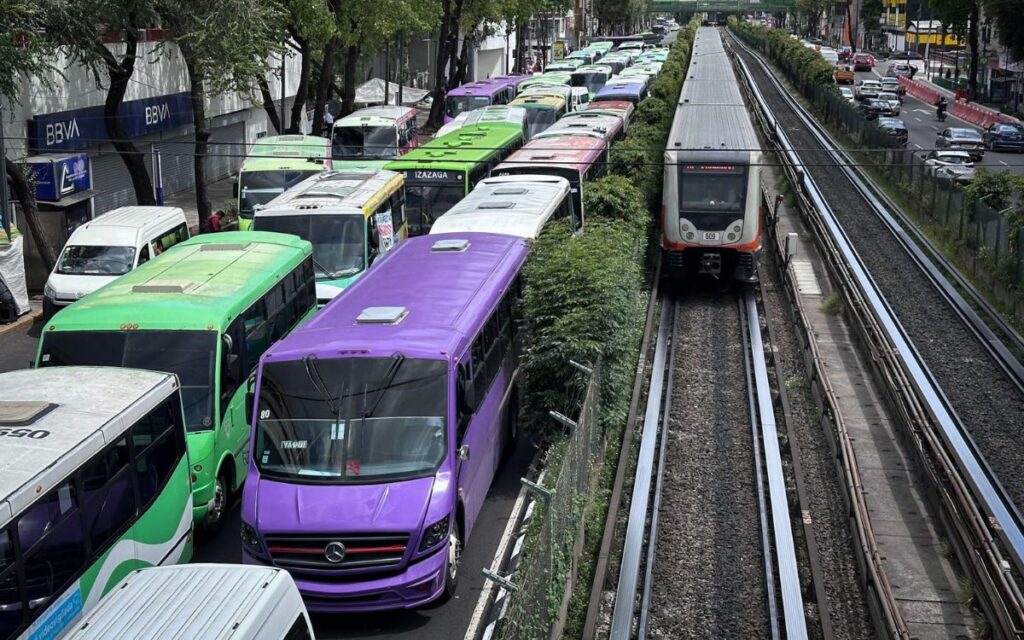 Transportistas anuncian megamarcha y bloqueos en CDMX para exigir aumento de tarifa