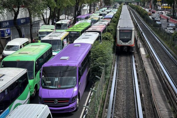 Transportistas anuncian megamarcha y bloqueos en CDMX para exigir aumento de tarifa