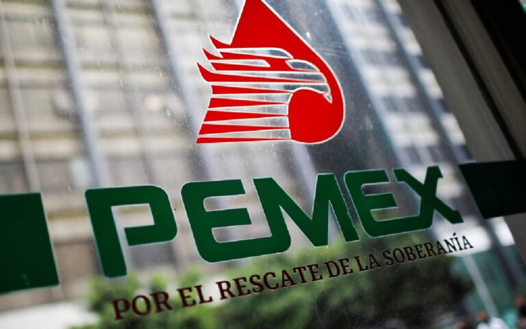 México lanza bonos por 8,000 millones de dólares para respaldar operación deuda Pemex