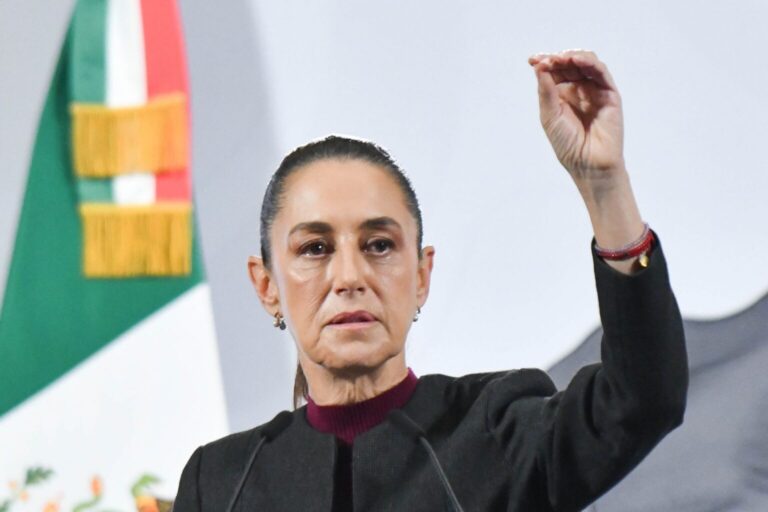 Sheinbaum reconoce escaso crecimiento de México pero destaca economía ‘sólida’